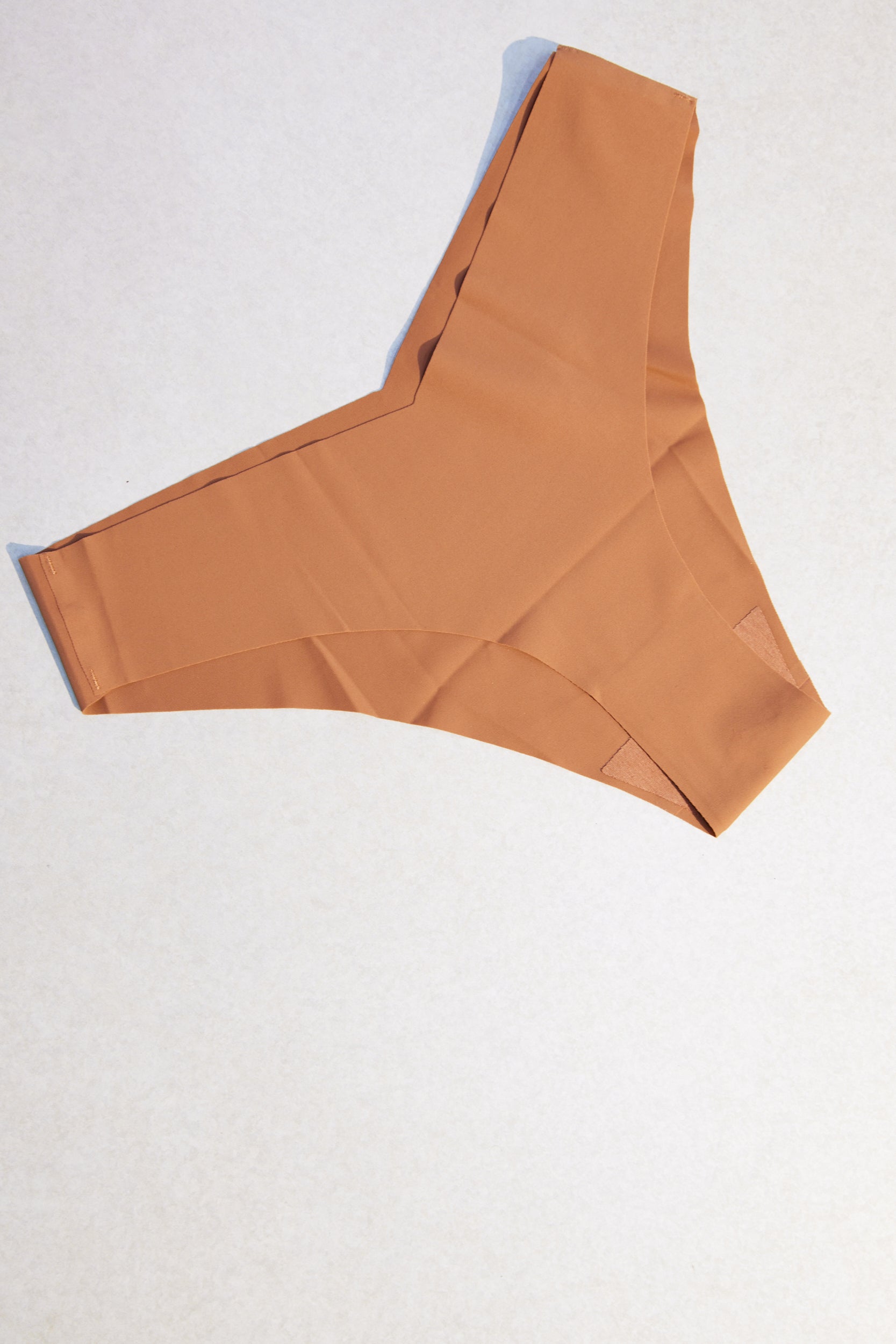 ZOIE SEAMLESS THONG CARAMEL